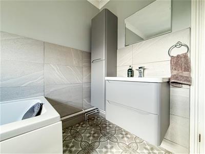 ALTERNATE VIEW OF BATHROOM